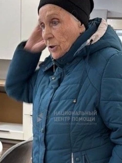 В Корсакове ищут 86-летнюю пенсионерку с костылем и в голубой болоньевой куртке