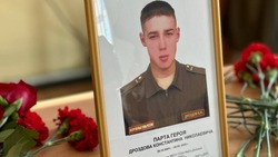 Память о погибшем в ходе СВО сахалинце увековечили «Партой героя» в долинской школе