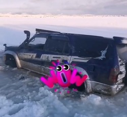Рыбак утопил свой внедорожник в озере на юге Сахалина