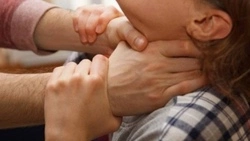 В Южно-Сахалинске мигрант придушил подругу, а потом укутал ее тело в одеяло и ковер