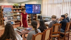 «Беседы о русских художниках»: в Сахалинской областной библиотеке студентам рассказали о Врубеле 