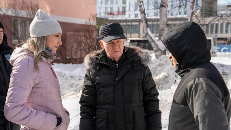 Дворы Южно-Сахалинска продолжают расчищать от снега — мэрия