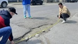 На дорогах в 15 районах Сахалинской области нашли 4 034 дефекта