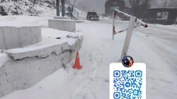 Пьяный водитель съехал с дороги в бетонную стену в Холмске 