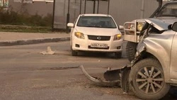 Перед всмятку: Fielder и RAV4 не разъехались возле АЗС в Южно-Сахалинске