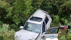 Prado слетел с трассы в кювет в Поронайском районе