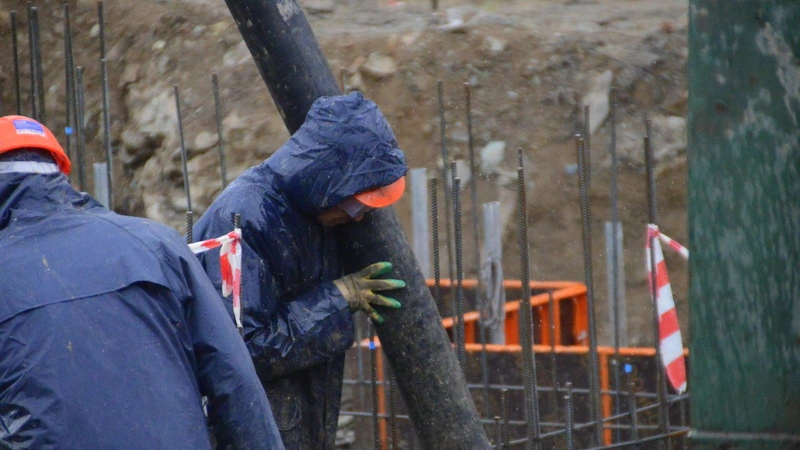 Прокуратура и СК ведут переговоры со строителями, бастующими из-за задержки зарплаты