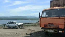 В Углегорском районе легковушка столкнулась с «КамАЗом»: пострадал водитель