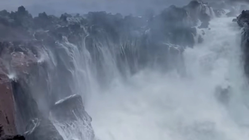 «Сумасшедшее море!»: курильчанин удивил подписчиков видео со штормом на морском побережье