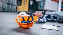 Сахалинский инженер получил тяжелую травму из-за обрыва стропа и отлетевшей скобы