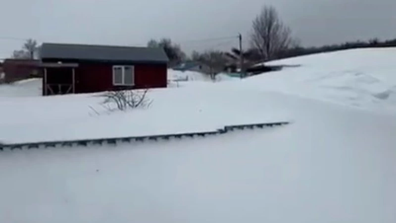 Метровые сугробы намело за ночь в селе Китовом на острове Итуруп