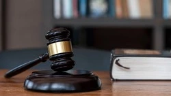 Житель Макарова не смог засудить работодателя за плохую характеристику для полиции