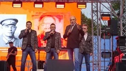 Пять тысяч жителей и гостей Южно-Сахалинска спели песни Победы вместе с «Хором Турецкого»