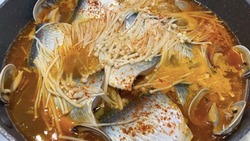 Кимчи и грибы эноки: необычный рецепт селедки по-корейски раскрыли жителям Сахалина