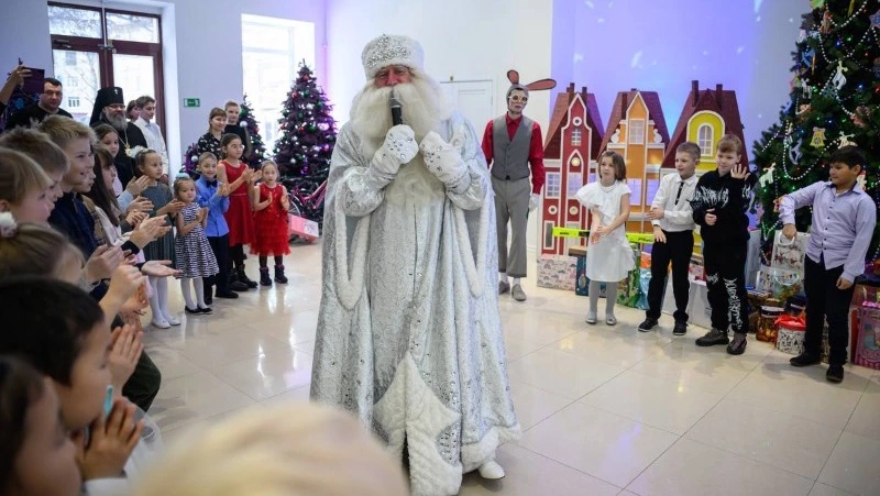 Юные жители Южно-Сахалинска получили подарки от островных благотворителей 