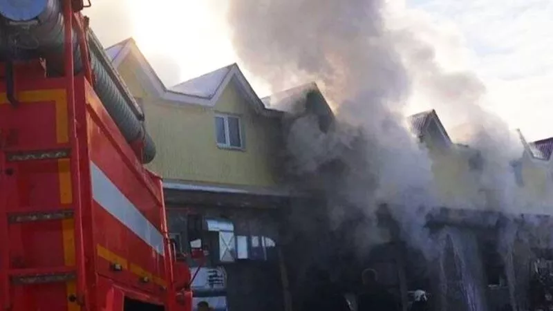 При пожаре в производственном цеху в Долинске пострадал один человек