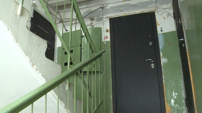 В подъезде Южно-Сахалинска на голову маленькой девочки упал кусок штукатурки