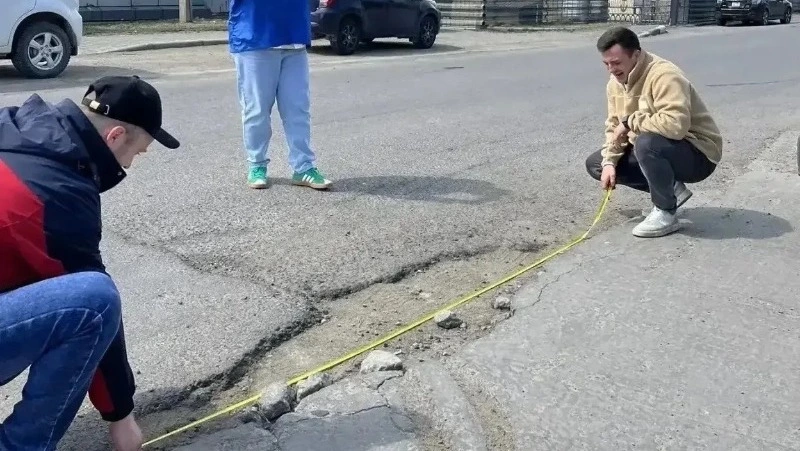 На дорогах в 15 районах Сахалинской области нашли 4 034 дефекта