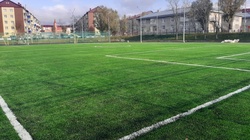 Южно-сахалинская школа № 8 теперь может похвастать новым покрытием футбольного стадиона