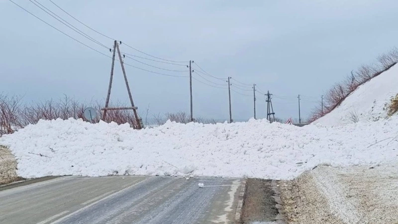 Лавина перекрыла проезд на трассе Невельск — Томари — аэропорт Шахтерск