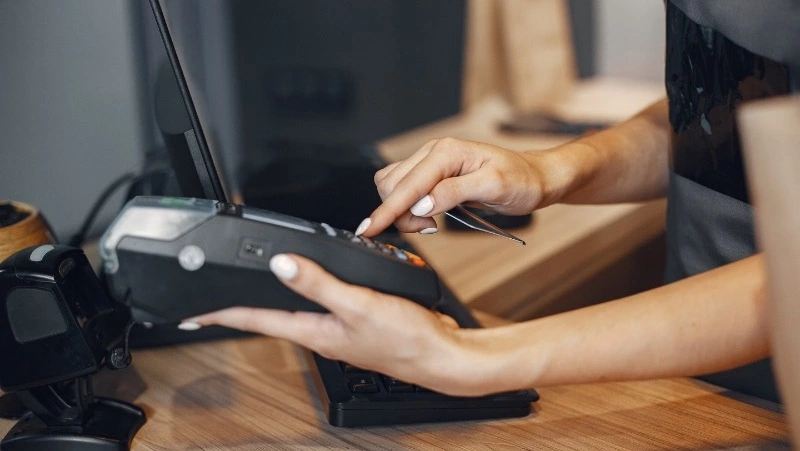 Сахалинец украл из кассы магазина 42 тысячи рублей, пока продавца не было рядом