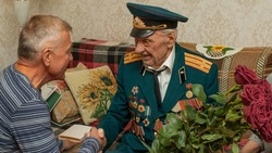 В Симферополе наградили участника Курильской десантной операции Михаила Гусева