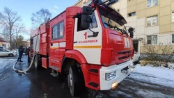 Спасатели эвакуировали двоих жителей Южно-Сахалинска из-за пожара в доме 15 ноября