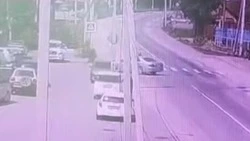 Водитель Toyota при повороте снес мотоциклиста на перекрестке в Южно-Сахалинске