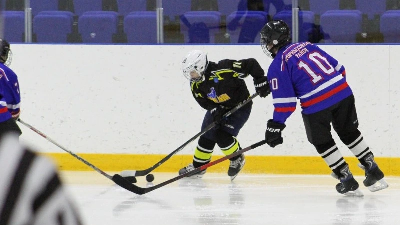 Хоккеисты Сахалина сразились за звание победителей второго этапа «Золотой шайбы»