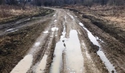 «Все обвалится к чертям»: в грязевое болото превратилась дорога на севере Сахалина
