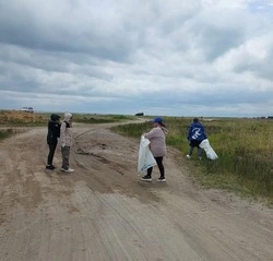 Двести жителей Сахалина очистили от мусора берег бухты Лососей