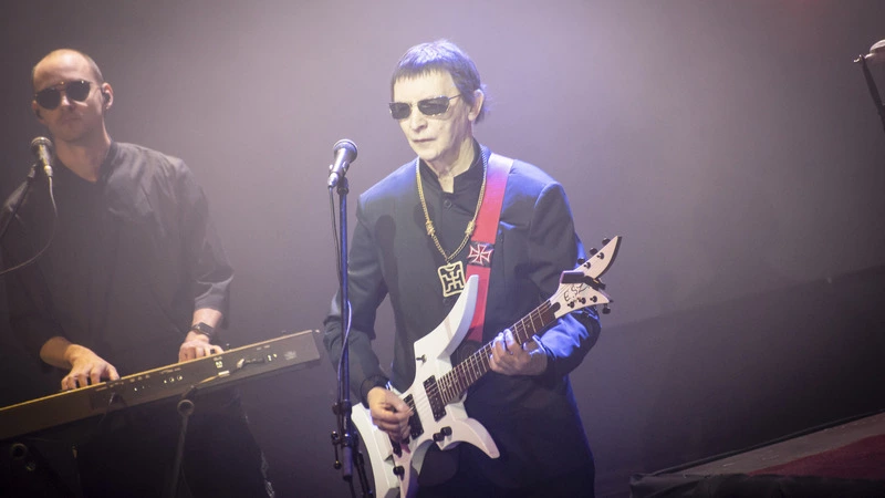 «Все перевернется». Мандолина и рояль помогли «Пикнику» сорвать овации в столице Сахалина