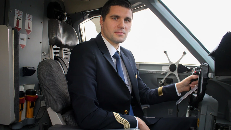 «Как-то треснуло лобовое стекло»: сахалинский пилот рассказал о полетах в День гражданской авиации