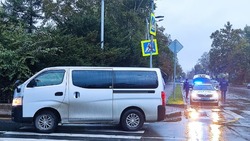 Nissan Caravan сбил женщину на пешеходном переходе в Южно-Сахалинске