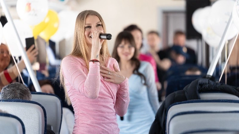 Модный показ, стихи и концерт: сахалинок поздравили с 8 Марта в необычном поезде