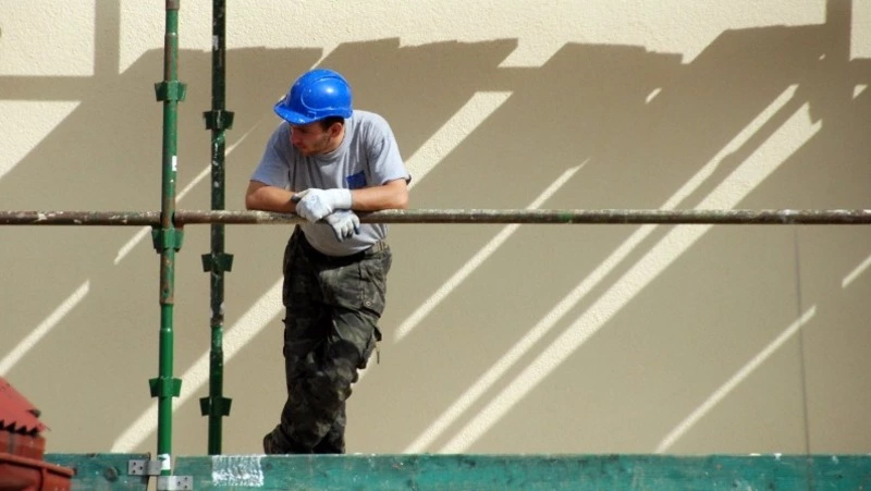 Женщина из села Чехов дошла до губернатора с жалобой на разбитый подъезд