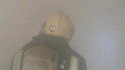 Пожарные эвакуировали человека при пожаре в двухэтажке на Курилах 