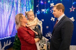 Глава сахалинского правительства исполнил новогоднее желание девочки-инвалида