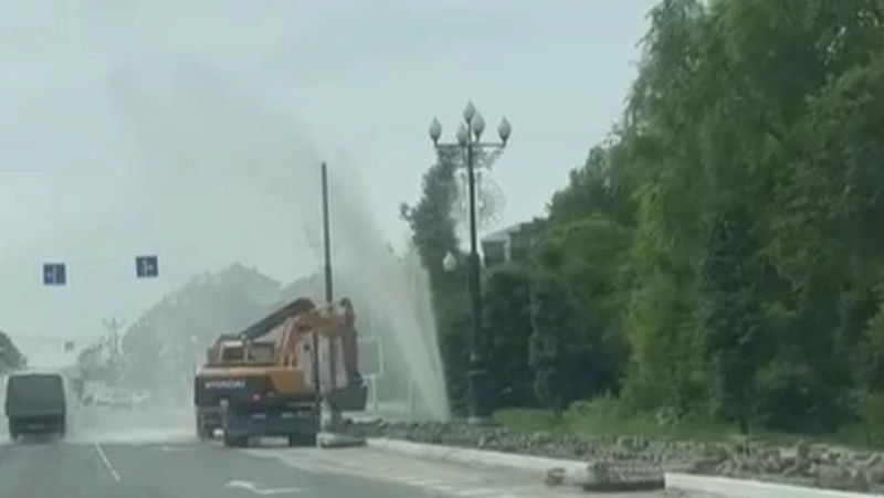 Фонтан из-под тротуара неожиданно забил на улице Горького в Южно-Сахалинске