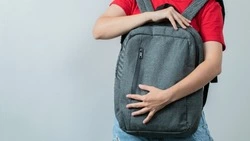 Гость бургерной украл у управляющего рюкзак в Южно-Сахалинске