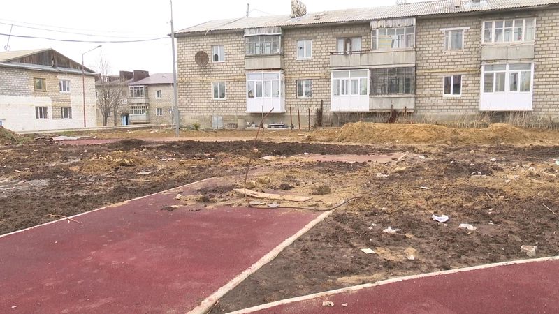 Жители Охи жалуются на разбитые дороги, горы мусора и ветхие дома