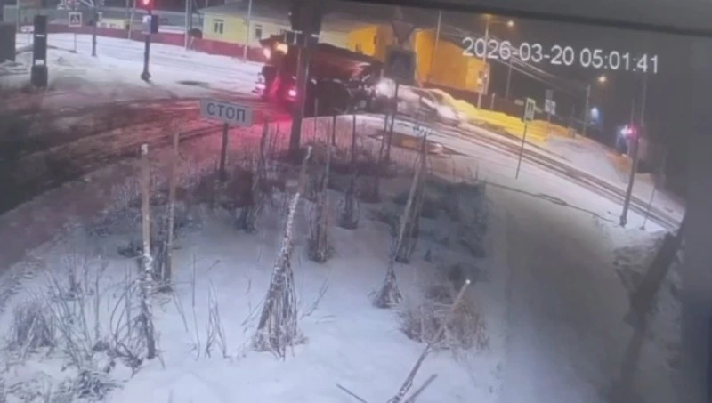 «Приус» проскочил на красный и влетел в многотонник: момент ДТП в Южно-Сахалинске попал на видео
