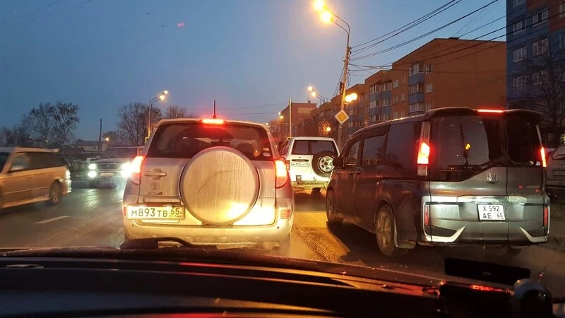 Южно-Сахалинск из-за гололеда на дорогах встал в гигантские пробки. Фото и видео