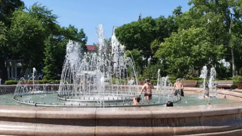 Жара загоняет маленьких сахалинцев в фонтаны. Врачи предупредили об опасности