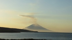 Курильский вулкан Алаид выбросил столб пепла высотой 4 километра