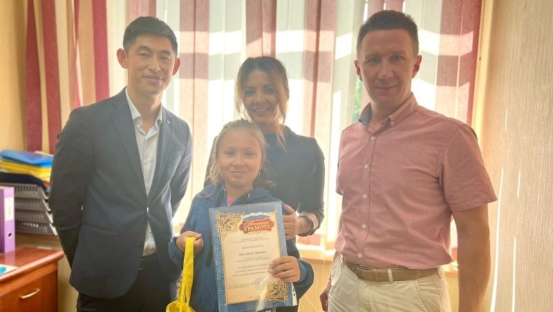 «Отличный пример»: школьница во время отдыха на море в Новиково собрала 60 л отходов