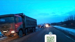 Водитель пикапа получил травмы после столкновения с большегрузом в Углегорском районе