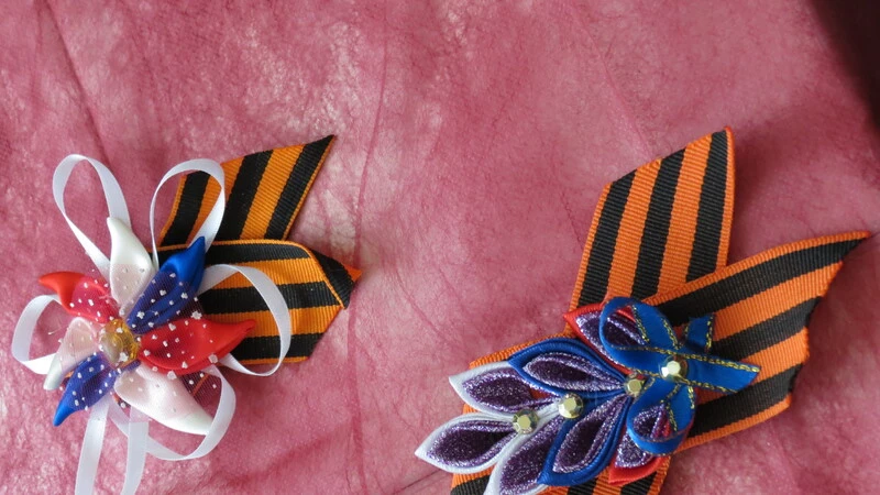 Школьники Южно-Сахалинска научились делать аксессуары из георгиевской ленточки