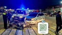 В Долинске несовершеннолетний скутерист пострадал при столкновении с минивэном