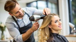 День парикмахера в России 2024: история праздника, как принято отмечать, интересные факты